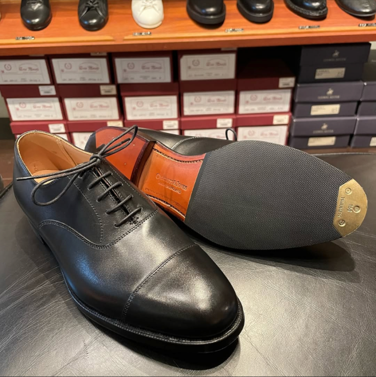 投稿についてもっと詳しく 【Pre-Maintenance Archive】 英国靴の王道ストレートチップを長く美しく――Crockett & Jones「Connaught 2」× トライアンフスチール & オリジナルハーフラバー