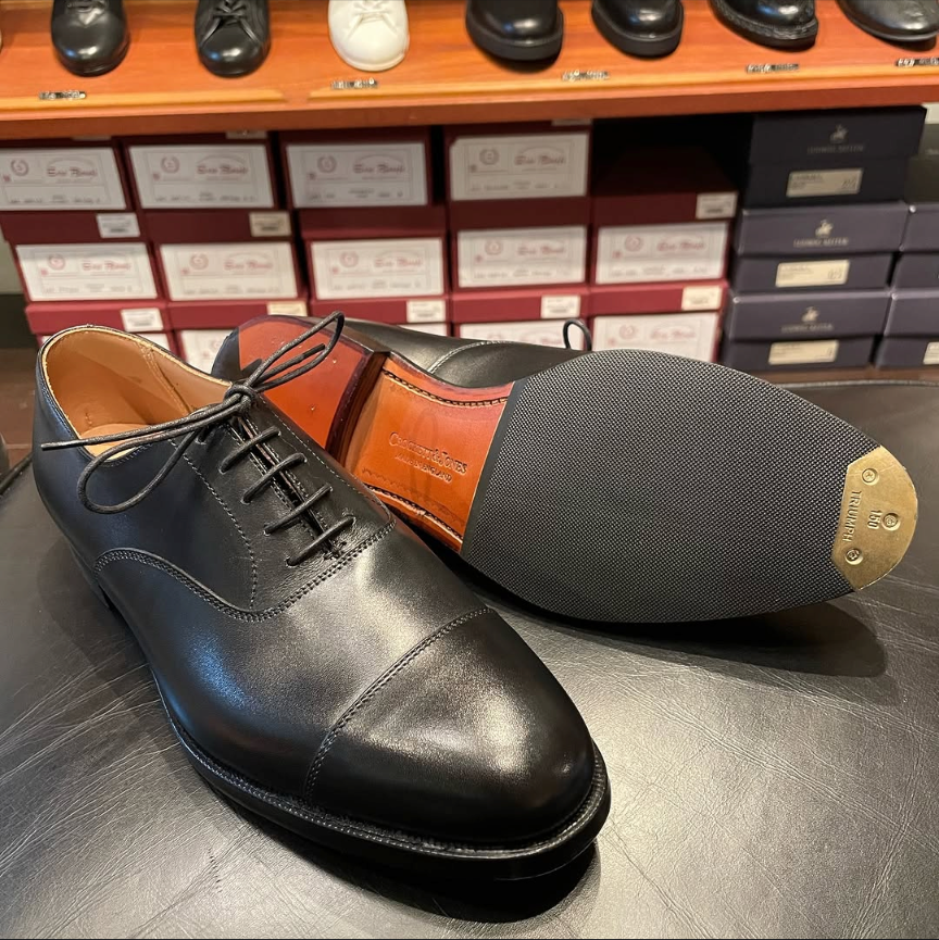 あなたが現在見ているのは 【Pre-Maintenance Archive】 英国靴の王道ストレートチップを長く美しく――Crockett & Jones「Connaught 2」× トライアンフスチール & オリジナルハーフラバー