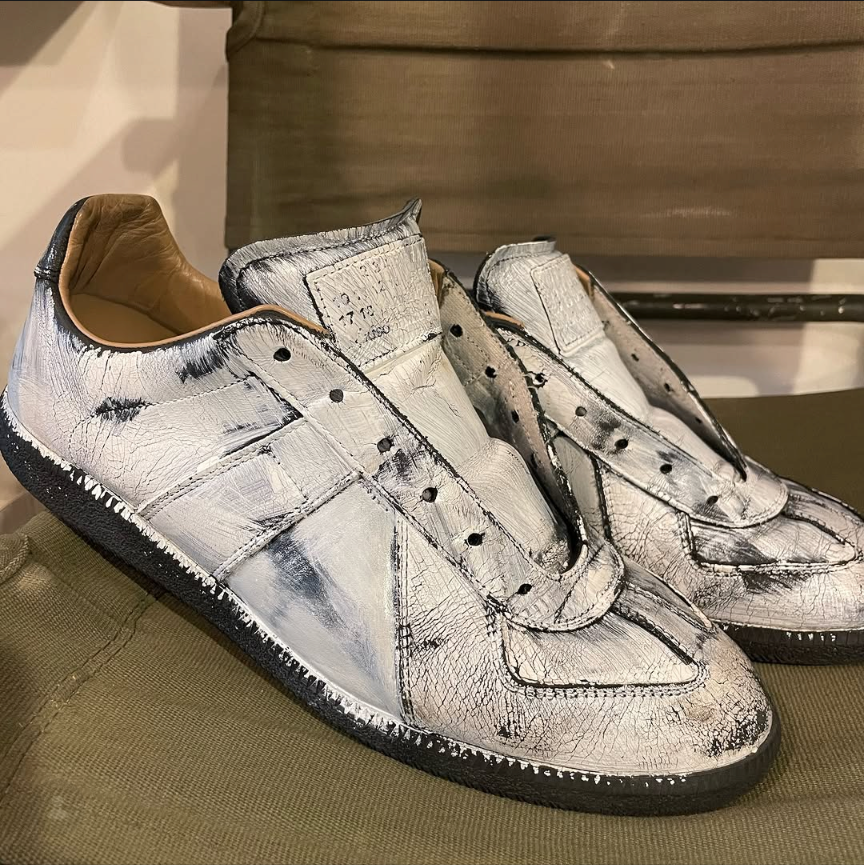 あなたが現在見ているのは 【Repair Archive】 名作を諦めない――Maison Margiela ジャーマントレーナー ペイントのアッパー破れ補修